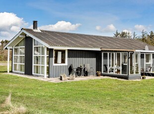 Hyggeligt sommerhus på stor grund nær Løkken Strand