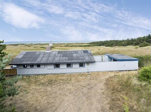 Ældre sommerhus med pragtfuld beliggenhed og udsigt til Vesterhavet