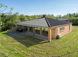 Liebhaverhus i Thy. Allergivenligt sommerhus. Luksushus med spabad og sauna