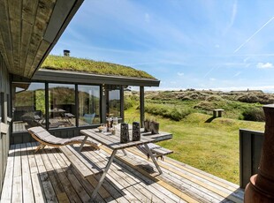 Lyst og stemningsfuldt sommerhus med lukket solgård og skønne terrasser