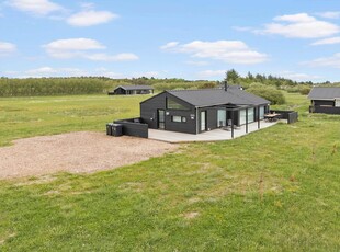 Moderne sommerhus med aktivitetsrum og skønt terrassemiljø