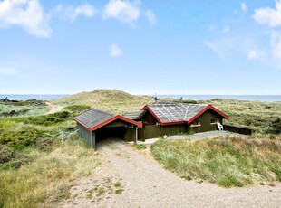 Stemningsfuldt sommerhus midt i klitterne – med panoramavue over havet