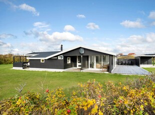 Stort og delevenligt sommerhus 200 meter fra Løkken Strand