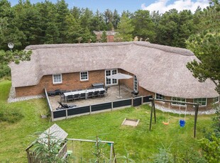 Stort sommerhus med indendørs poolafdeling og ugeneret naturgrund