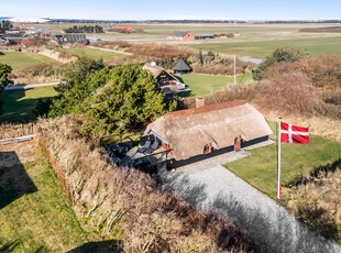 Totalrenoveret, stråtækt sommerhus med læfyldt træterrasse i Søndervig