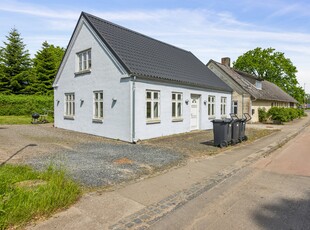 FIN VILLA MED KÆMPE GARAGE