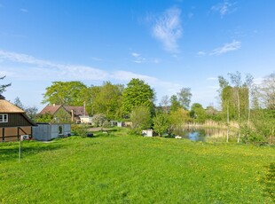 NATURSKØN GRUND I DEJLIG LANDSBYATMOSFÆRE