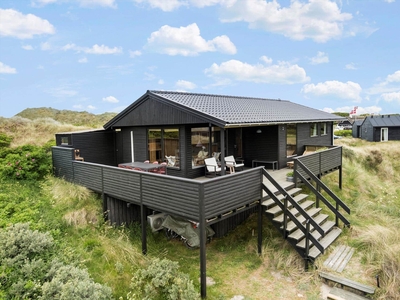 Klassisk træsommerhus 150 meter fra Løkken Strand