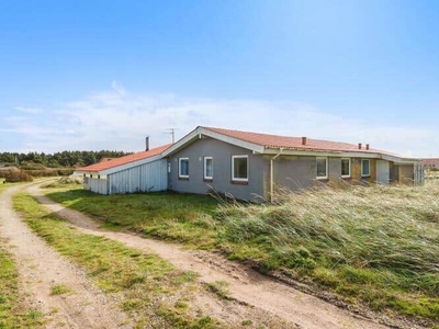 Feriehus på naturgrund med pool ved Vesterhavet