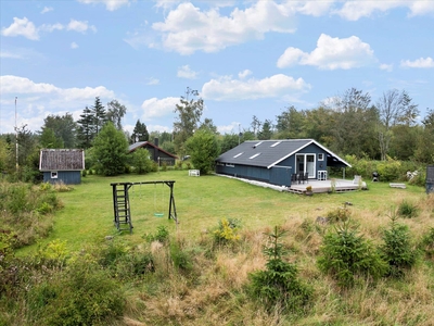 Flot renoveret sommerhus med spabad og skøn terrasse