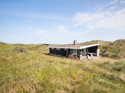 Helt ugeneret sommerhus med rustik charme tæt på Vesterhavet