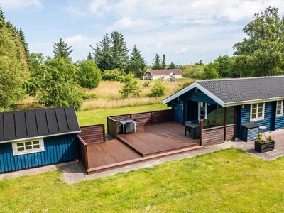 Hyggeligt sommerhus med anneks, gode terrasser og naturskønne omgivelser