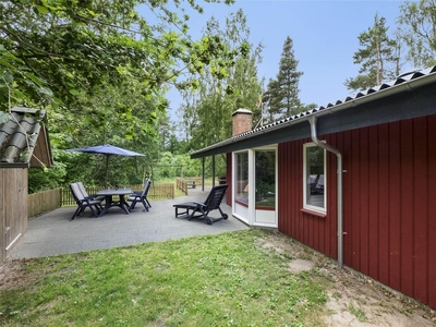 Klassisk dansk sommerhus hygge med indhegnet terrasse og have