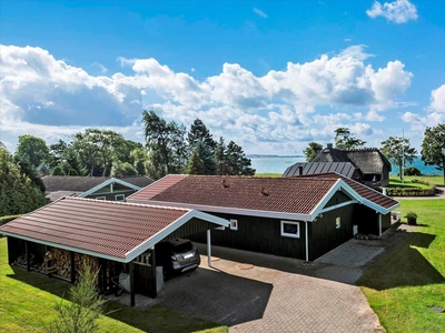 Lækkert sommerhus beliggende i et meget naturskønt område med flot panoramaudsigt til Odense Fjord