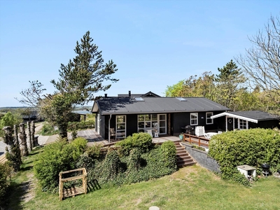 Lækkert sommerhus med fjordudsigt og idyllisk have