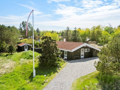 Lyst træsommerhus i rolige og naturskønne omgivelser