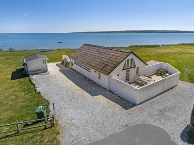 Ønsket om et sommerhus lige ved stranden opfyldes her i dette skønne sommerhus ved Gjellerodde.