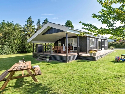 Nyrenoveret sommerhus med udebruser, skønne terrasser og udekøkken tæt på Ajstrup Strand