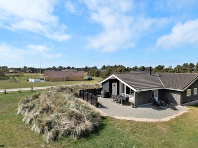 Rummeligt feriehus i gåafstand til Vejers by og strand