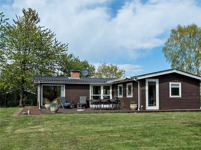 Sommerhus højt beliggende på fredelig sommerhusvej ved Saksild Strand