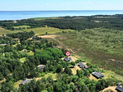 Stort sommerhus med spa, sauna og skøn udsigt fra stuen