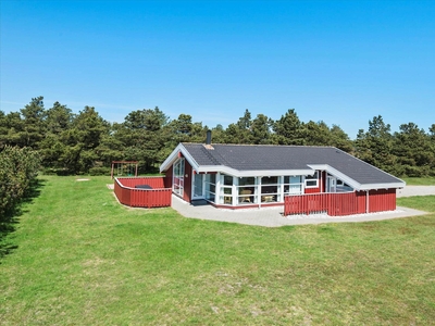 Stort sommerhus med spa, sauna og solrigt terrassemiljø