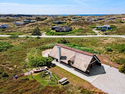 Stråtækt sommerhus i Klegod med lys og stilfuld indretning