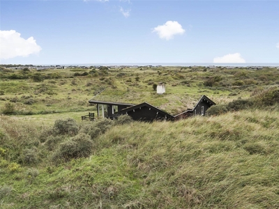 Velholdt sommerhus beliggende i smuk natur tæt på havet