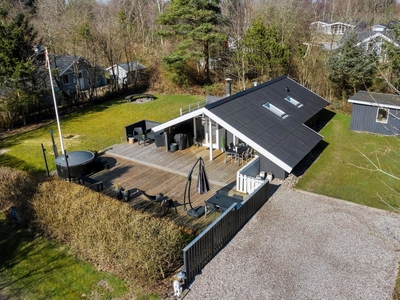 Velrenoveret sommerhus med kæmpe terrasse og vildmarksbad