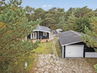 Dejligt sommerhus med stor terrasse og tæt på strand