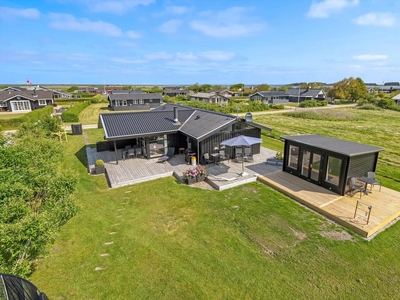 Stort sommerhus med spabad, sauna og skønt terrassemiljø