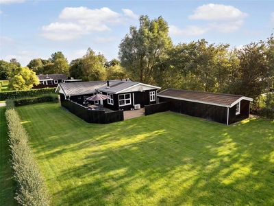 Sommerhus med brændeovn, moderne indretning og skønt terrassemiljø