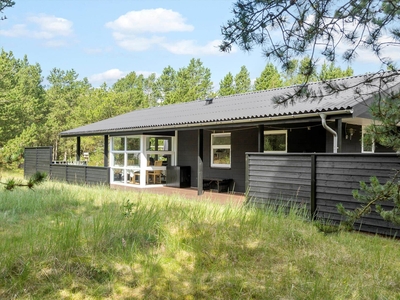 Velrenoveret sommerhus på idyllisk adresse i fredet naturområde