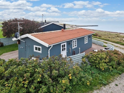 Charmerende sommerhus med fantastisk beliggenhed direkte ved Knivkær Strand