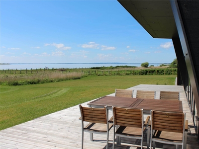 Helt nyt strandhus med panoramaudsigt 50 m fra Føns Vig syd for Middelfart