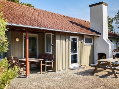 Hyggeligt sommerhus tæt på stranden i feriebyen Hou