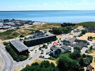 Flot ferielejlighed med stor altan og udsigt over Havnebys centrale torv