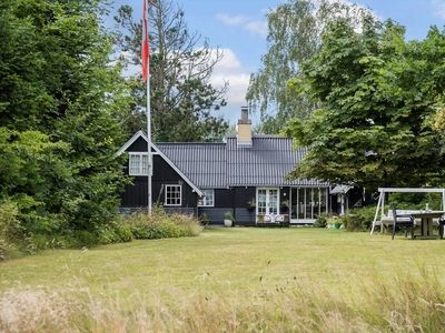 Skønt feriehus med stor naturgrund og fjordudsigt