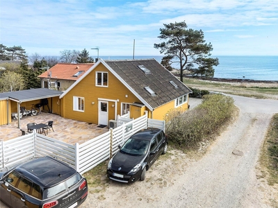 Sommerhus i træ i to plan ved Balka