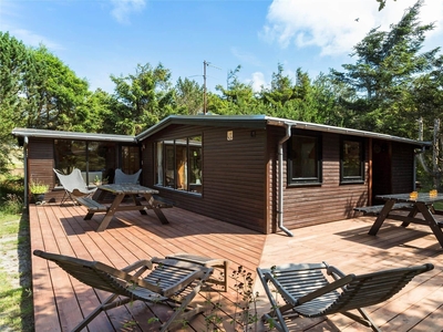 Stråtækt sommerhus med spa, sauna og stort terrassemiljø på stille sidevej i Klegod.