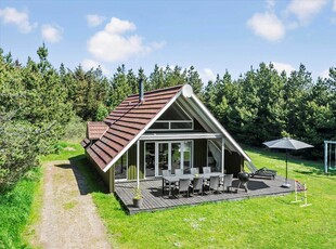 Flot renoveret sommerhus med brændeovn, sauna og ugeneret naturgrund