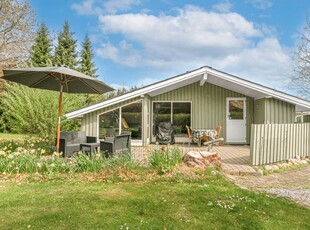 Hyggeligt og ugenert beliggende sommerhus på adressen Brombærvangen 14, Jegum Ferieland, med indhegnet naturgrund.