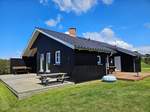 Rummeligt træsommerhus med rar atmosfære og naturskøn udsigt