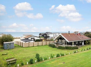 Stort, lyst sommerhus tæt ved børnevenlig strand og med udsigt til Samsø hen over Kattegat