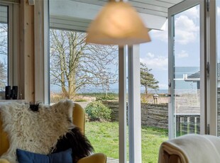 Velholdt sommerhus med havudsigt ved Norsminde Strand