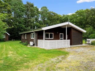 Velindrettet sommerhus med sauna og rolig adresse nær Illeris Strand