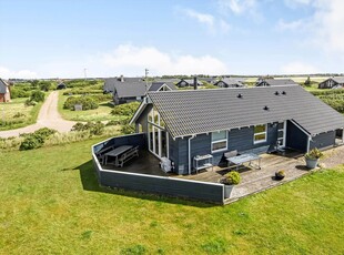 Velindrettet sommerhus med spabad, sauna og dejlig solterrasse