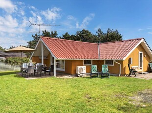 Velindrettet sommerhus ved Svallerup Strand med havkig