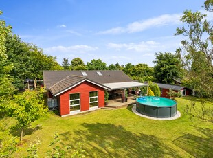 Indbydende villa på stor, solrig grund i skønne naturlige omgivelser