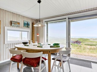 Dejligt sommerhus beliggende med panoramaudsigt over havet